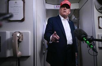 Dazi, Trump firma lettere per 12 Paesi: “Saranno spedite lunedì”