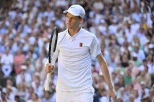 Diretta Sinner-Alcaraz 4-6 6-4, oggi finale Wimbledon live