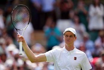 Diretta Sinner-Djokovic 6-3 6-3, oggi semifinale a Wimbledon live. Alcaraz primo finalista