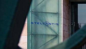 Effetto dazi per Stellantis, scivola a Piazza Affari: 2,3 miliardi di perdite