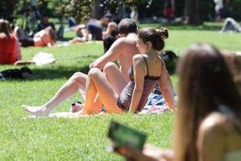 Estate, dermatologo: “Follia ustioni solari sui social, rischi enormi per la salute”