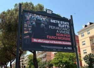 Fine vita, affissioni choc ‘Pro Vita & Famiglia’: “Parlamentari non siano boia”