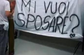 Firenze, proposta matrimonio in ospedale per Lorenzo e Tommaso – Video