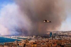 Francia, maxi incendio raggiunge Marsiglia: chiuso aeroporto, treni sospesi