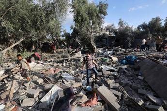Gaza, ancora raid sulla Striscia: “Almeno 27 morti”