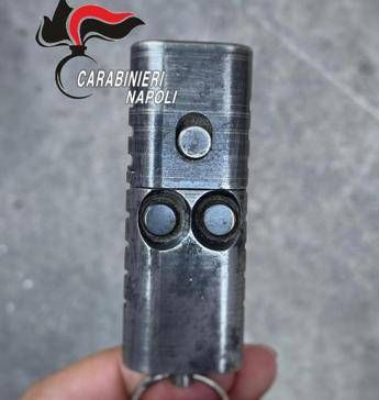 Il portachiavi diventa una pistola e spara, la scoperta dei Carabinieri a Napoli