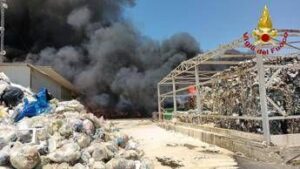 Incendio ad Augusta, fiamme in stabilimento rifiuti: alta colonna di fumo nero