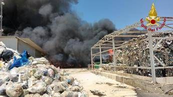 Incendio ad Augusta, fiamme in stabilimento rifiuti: alta colonna di fumo nero