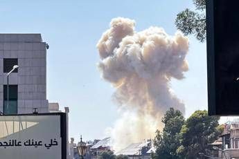 Israele attacca la Siria: “Raid a sostegno dei drusi”. Colpita area palazzo presidenziale a Damasco