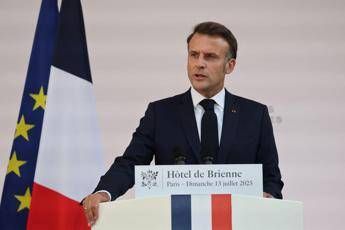 Macron: “Libertà mai così minacciata dal 1945, pace dipende da noi”