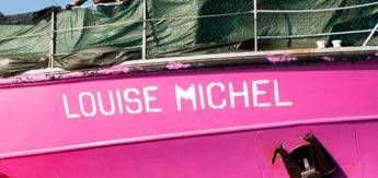 Migranti, 50 in fuga dalla Libia soccorsi dalla nave di Banksy: “Esausti e bisognosi di cure”