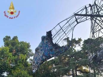 Milano, bruciata Balena davanti alla Triennale: arrestato un 33enne egiziano