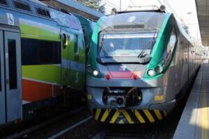 Milano, rapina su un treno: accoltellato turista americano, è caccia ai banditi