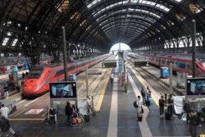 Milano, tentano furto da 1,5 milioni sul treno ma la polizia li blocca. L’attrice Tatiana Luter ringrazia