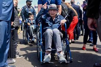 Morto a 102 anni Jake Larson, veterano del D-Day con 1,2 milioni di follower su TikTok