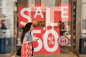 Oggi partono i saldi estivi 2025: sconti più alti rispetto all’anno scorso