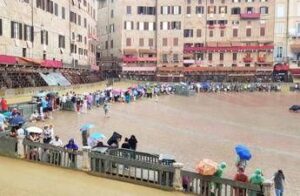 Palio di Siena salta per maltempo, la corsa è rinviata a domani