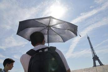 Parigi, la Torre Eiffel chiude per caldo
