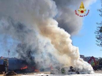 Paura a Roma, esplosione in distributore di benzina: ci sono feriti, danni alle case. Testimoni: “Sembrava una bomba” – Video