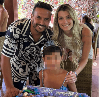 Pedro, il figlio Marc festeggia con la coroncina e in canottiera: i commenti sotto al post