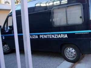 Rivolta nel carcere di Rieti, sala ricreativa in fiamme: 6 agenti penitenziari in ospedale