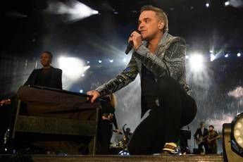 Robbie Williams e lo sfogo sulla malattia dei genitori: “Non sono pronto per questo”