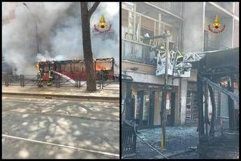 Roma, bus in fiamme sulla Prenestina: vetri rotti e facciata annerita