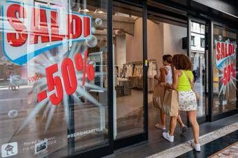 Saldi, come i negozi spingono gli acquisti puntando al cervello (e al cuore) degli italiani