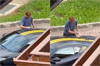 Sinner versione… self service: lava a mano la sua Ferrari