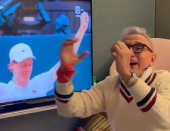 Sinner vince Wimbledon, l’entusiasmo e l’inchino di Barbieri