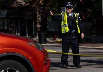 Spari da auto in corsa a Chicago, 4 morti e 14 feriti