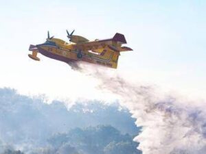 Spento incendio vicino all’aeroporto di Olbia, scalo riaperto dopo stop di 6 ore: 10 voli cancellati