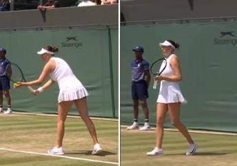 Succede solo a Wimbledon, salta il tappo di champagne e stop al match – Video