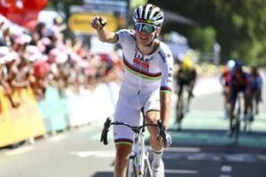 Tour, Pogacar vince la settima tappa in volata e torna maglia gialla