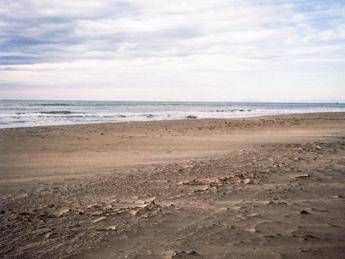 Tragedia in spiaggia a Montalto di Castro, 17enne scava buca e muore sepolto dalla sabbia
