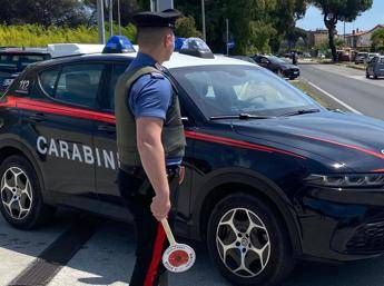 Treviso, non si ferma ad alt carabinieri e finisce contro un albero: morto 23enne