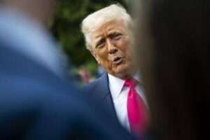 Trump nega di aver donato ‘scarabocchio’ a Epstein, ma in passato fu assiduo disegnatore