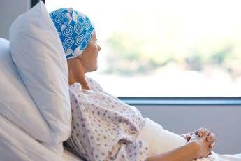 Tumori, svolta da immunoterapia pre-intervento: “Carichiamo le difese prima del bisturi”