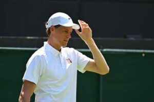 Wimbledon, Sinner in semifinale: Shelton battuto in 3 set. Cobolli-Djokovic 7-6 2-6 – La diretta