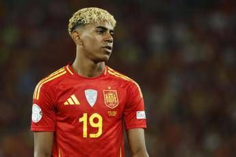 Yamal e la festa con persone affette da nanismo, padre lo difende: “È solo invidia”