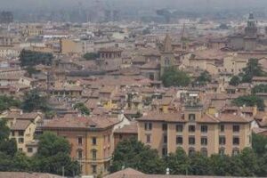 A Bologna pipe gratuite per il consumo di crack, è polemica per l’iniziativa del Comune