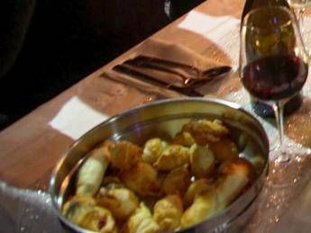 Aprono un ristorante in un cimitero in Svizzera: tavoli nelle stanze delle urne funerarie