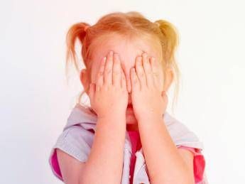 Bimbi in ansia già a 2 anni. Le paure? Buio, mostri e distacco dai genitori
