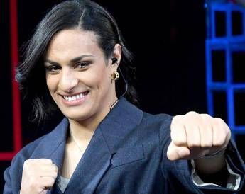 Boxe, l’ex manager: “Imane Khelif ha smesso”. Ma poi arriva la precisazione