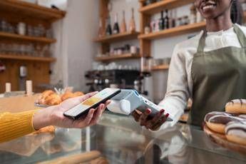 Carte elettroniche, aumenta uso in vacanza: 10 consigli su come non cadere in trappola