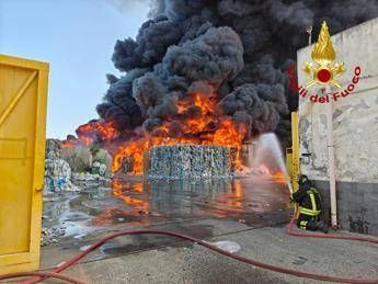 Catania, vasto incendio nella zona industriale: rischio esplosioni