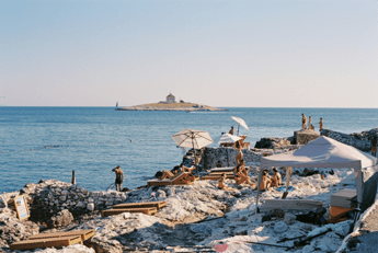 Cocco bello? Ora anche caro, i prodotti da spiaggia che subiscono la scure di Trump