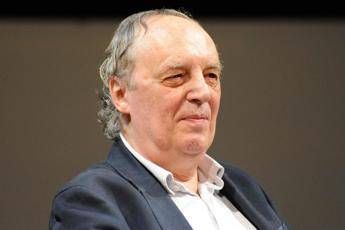 Dario Argento ricoverato, trasferito in terapia intensiva coronarica dopo il malore a Ischia