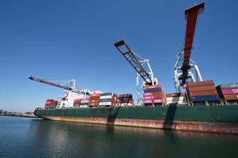 Dazi Usa, stop contromisure da Ue. Trump minaccia: “Tariffe al 35% se non mantiene promesse”