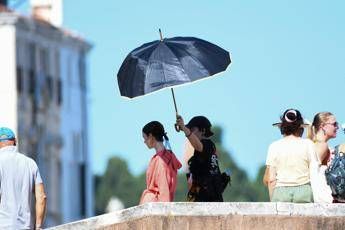 Diego Borella morto sul set di Emily in Paris a Venezia, era l’assistente alla regia
